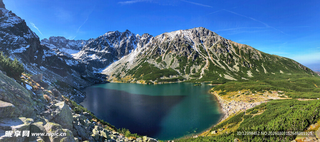 高山环抱中的静谧湖泊