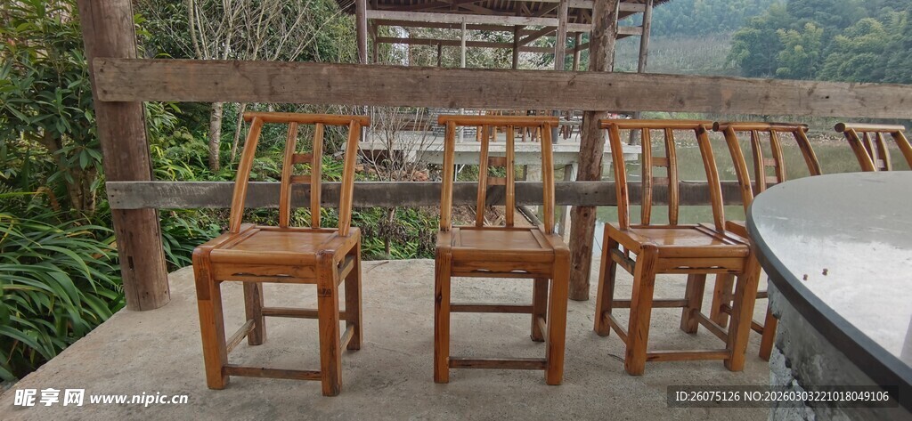 户外木质桌椅景观