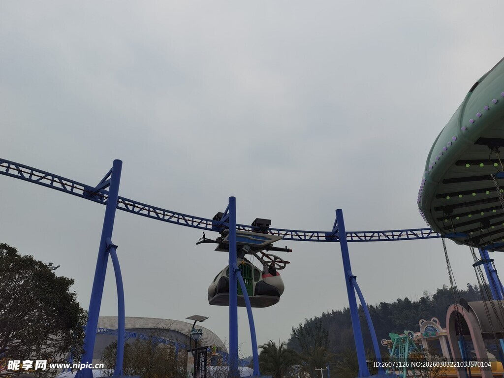 游乐园中的高空游乐设施