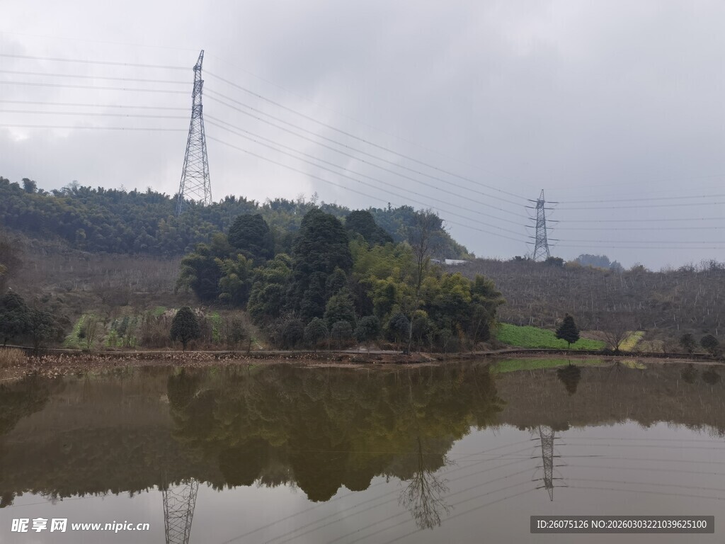 湖畔输电塔与山水景致