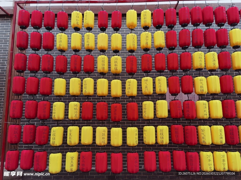 红黄排插按钮整齐排列