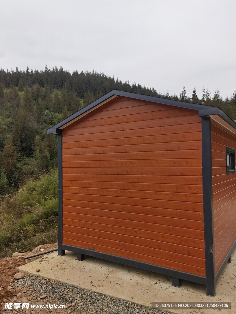 户外橙色小屋立于山林间