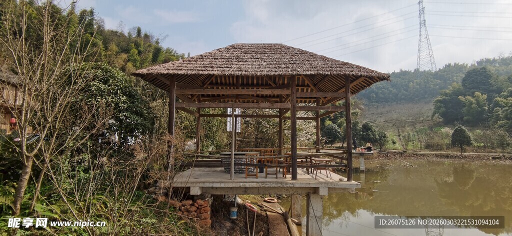 湖畔木质凉亭风景