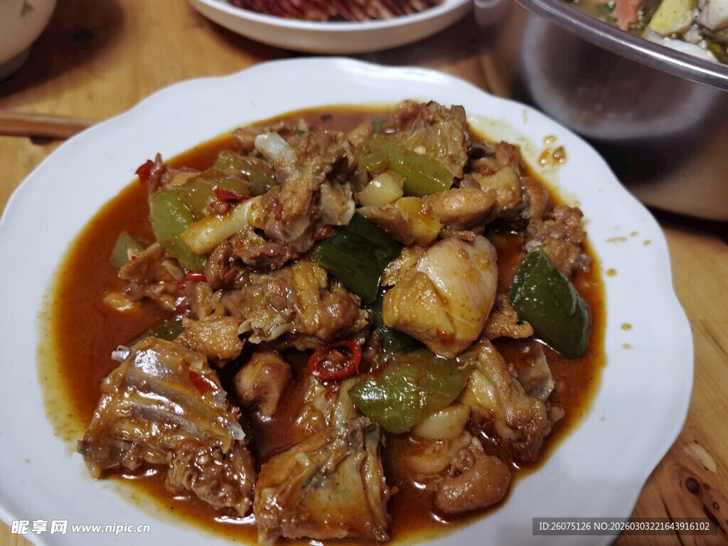 美味红烧鸡块配青椒