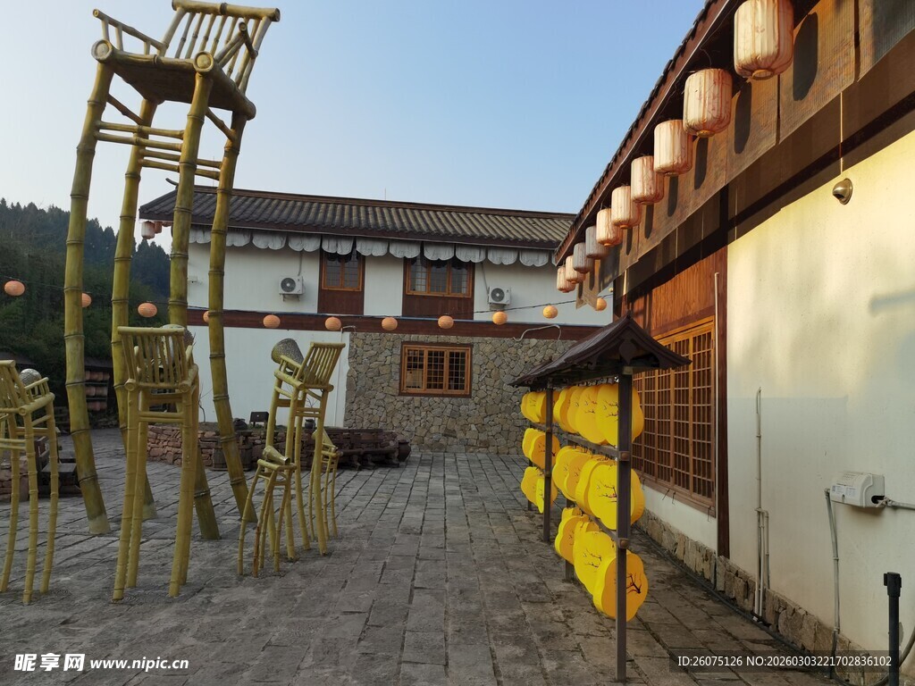 传统中式建筑旁的椅子造型设施