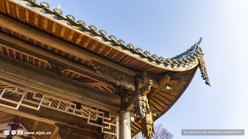 中式古建筑屋檐一角