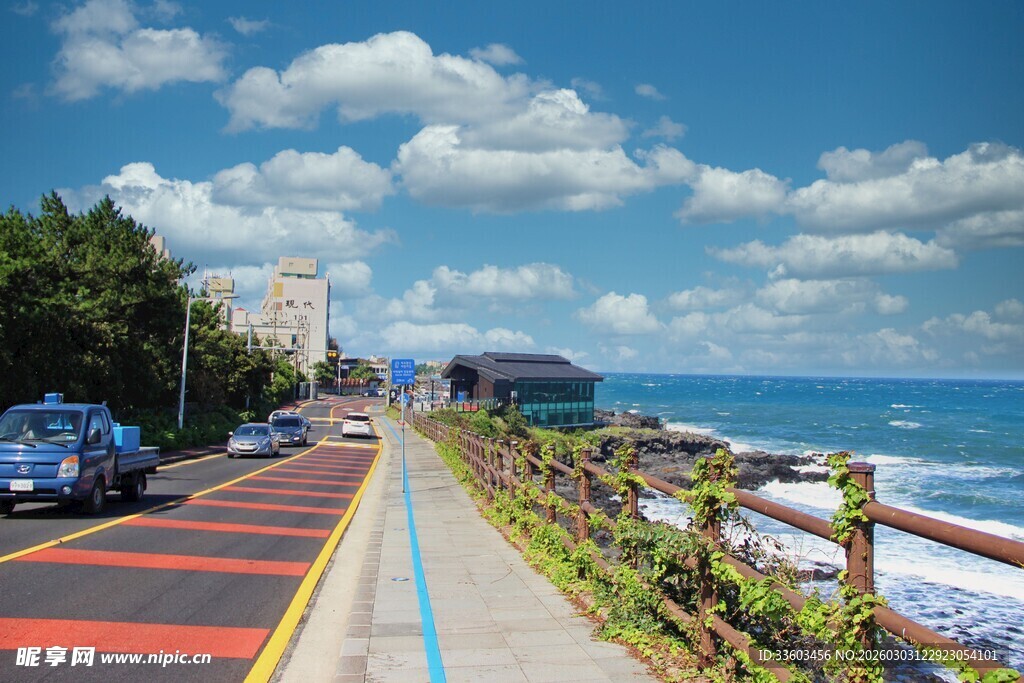 海滨彩色步道美景