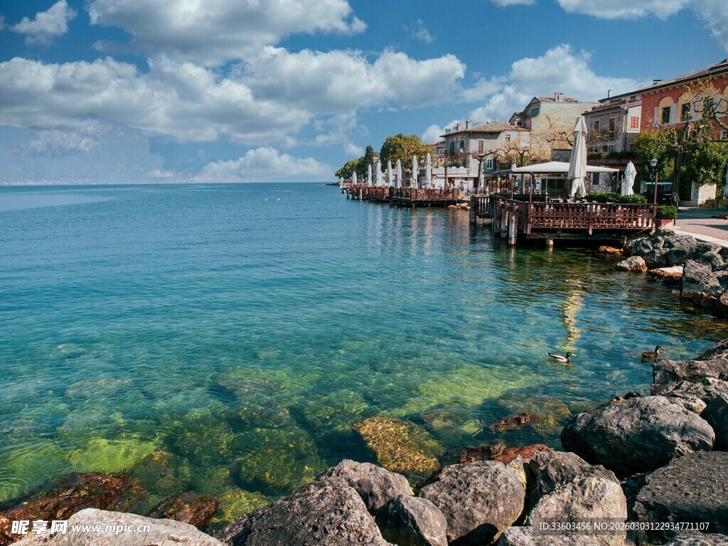 海滨小镇清澈海景风光