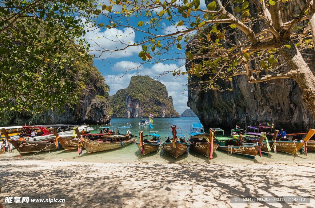 美丽海岛沙滩与停泊船只