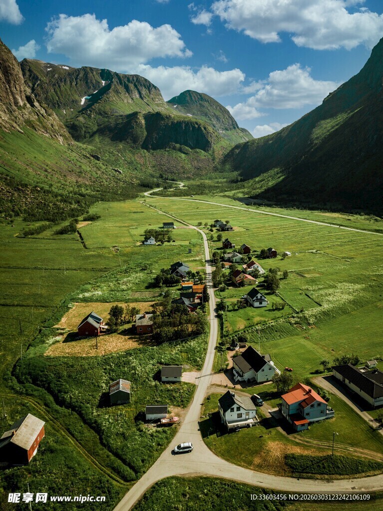 山间绿野中的静谧村落