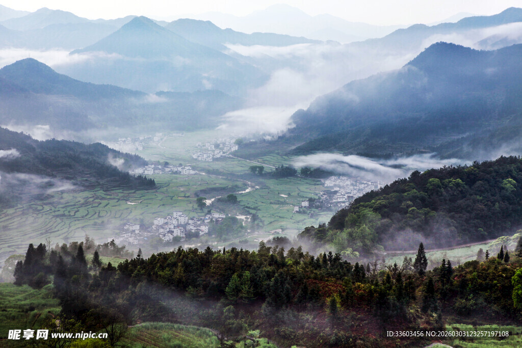 山间晨雾中的秀丽山谷