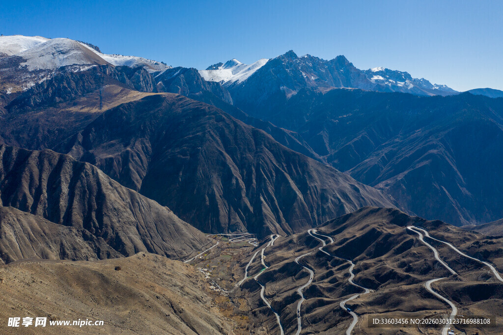 高山间的蜿蜒公路景观