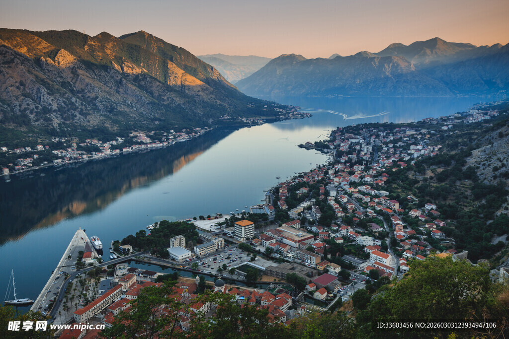 美丽海湾旁的城镇风光