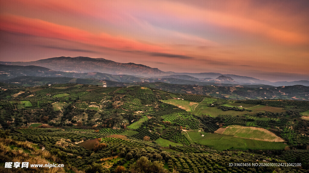 壮丽山间晨曦美景