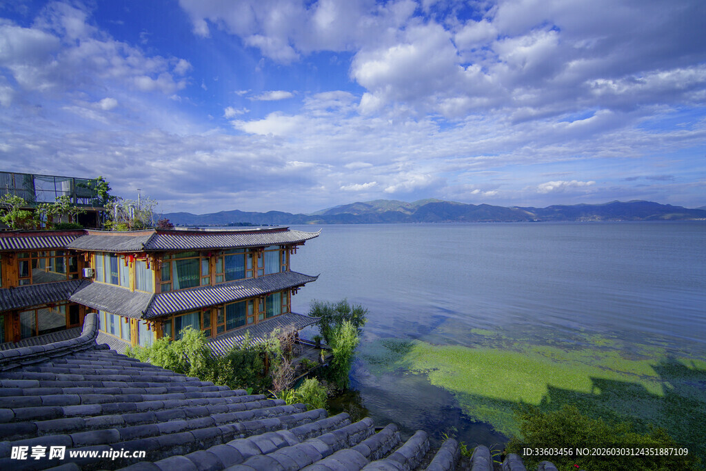湖畔多彩建筑与湖光山色