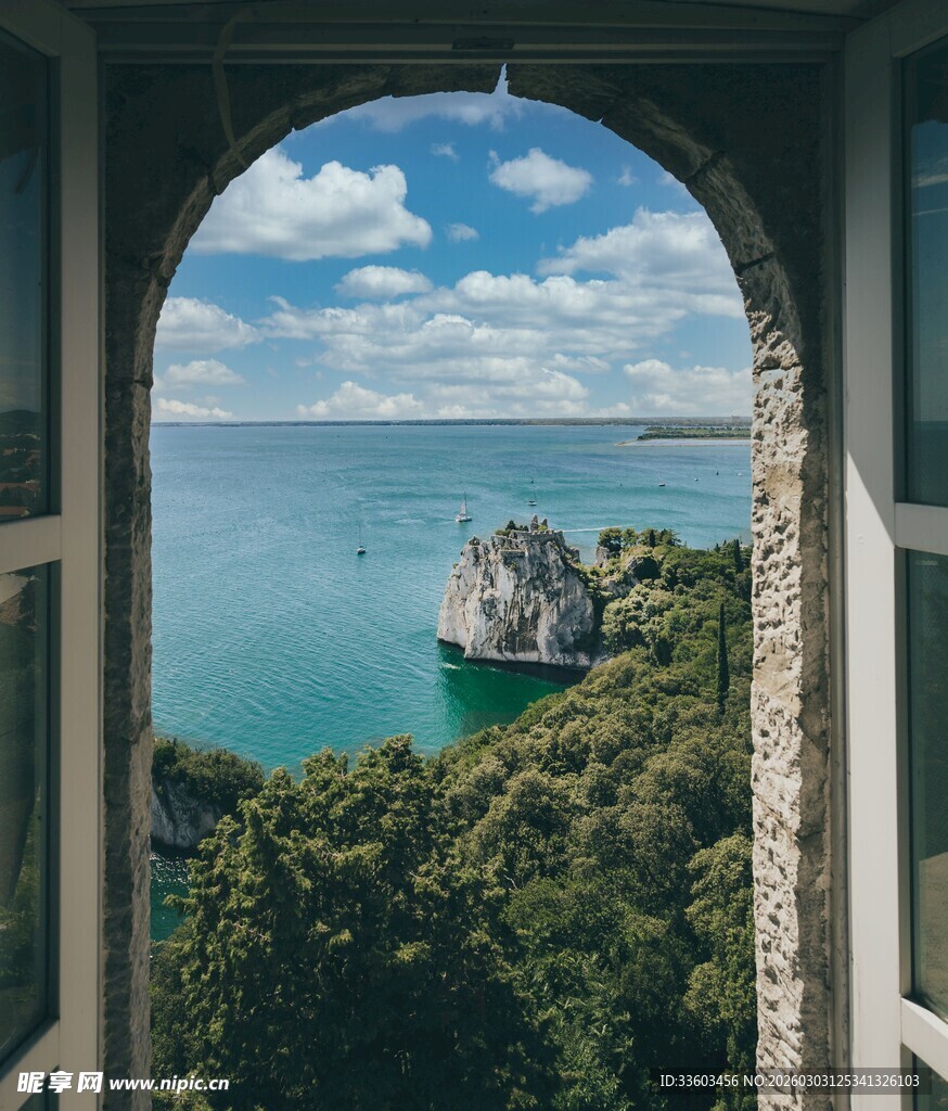 透过拱门赏碧海青山美景