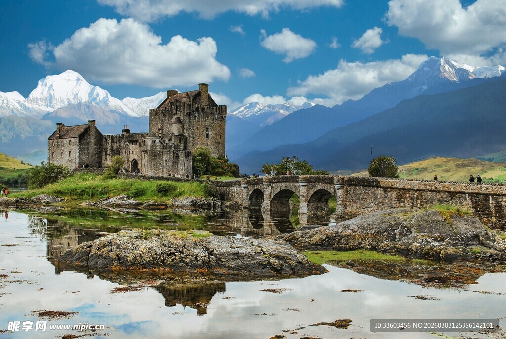 古老城堡映于山水之间