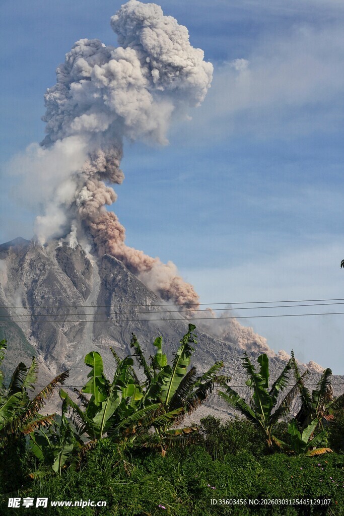 火山喷发壮观景象