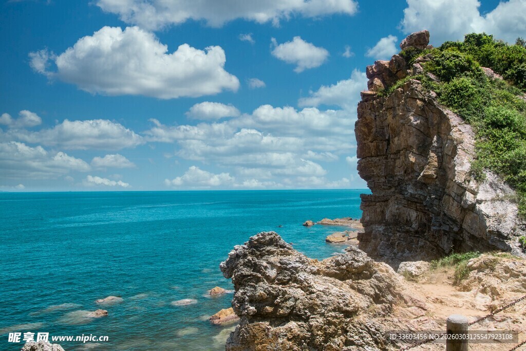 海边嶙峋岩石与蔚蓝大海