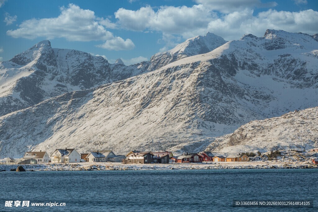 雪山下的宁静海滨风光