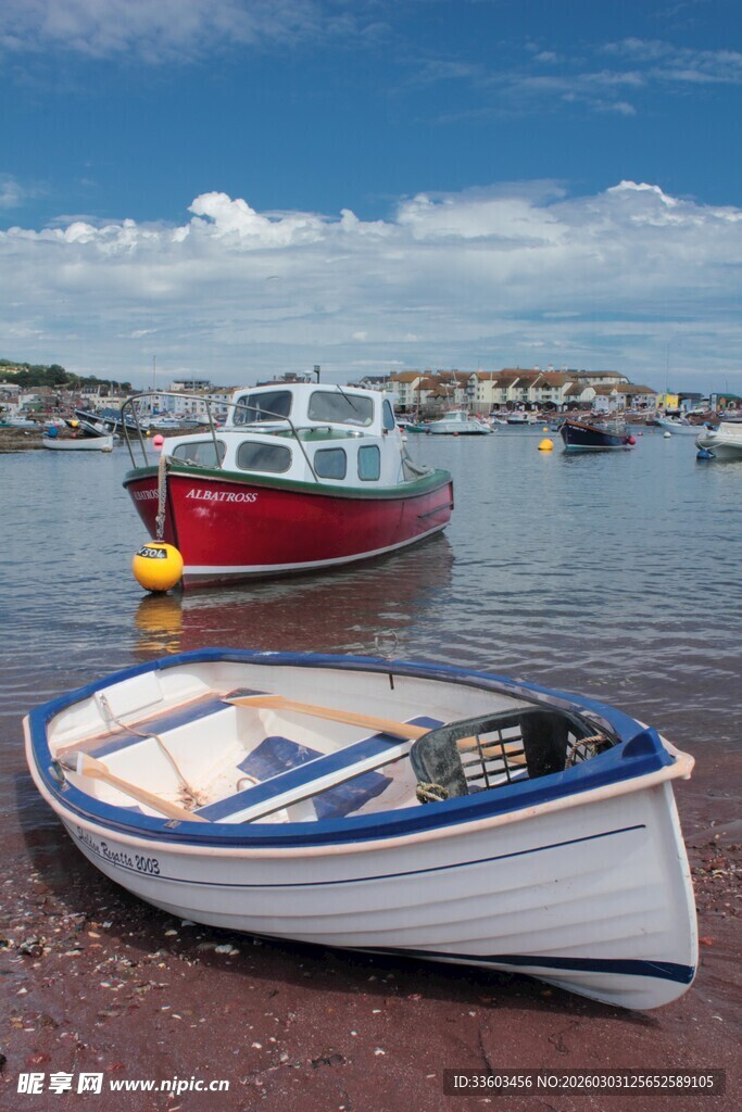 岸边停泊的多彩小船