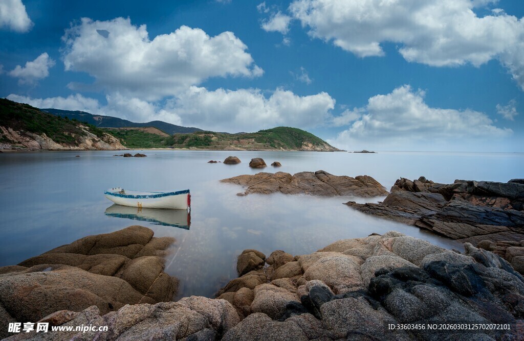 海边礁石与蓝天白云美景