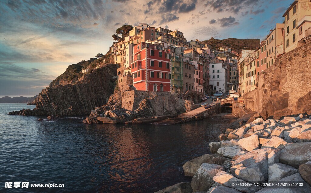 海边彩色建筑的美丽景致