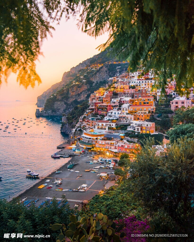 夕阳下的美丽海滨小镇