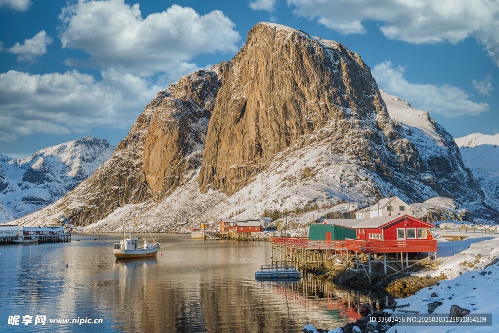 雪山下的彩色小屋与湖泊