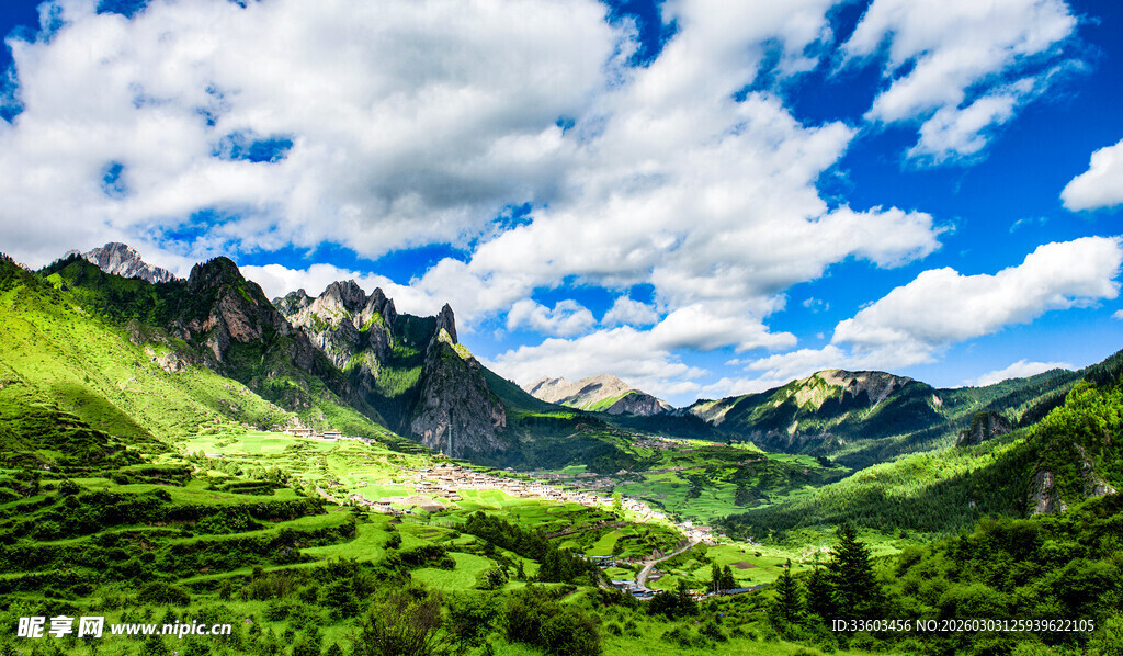 青山绿野间的蓝天白云
