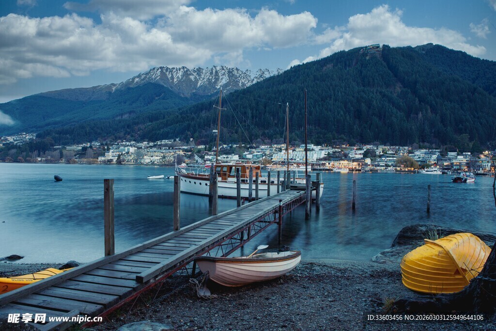 湖畔码头风景如画