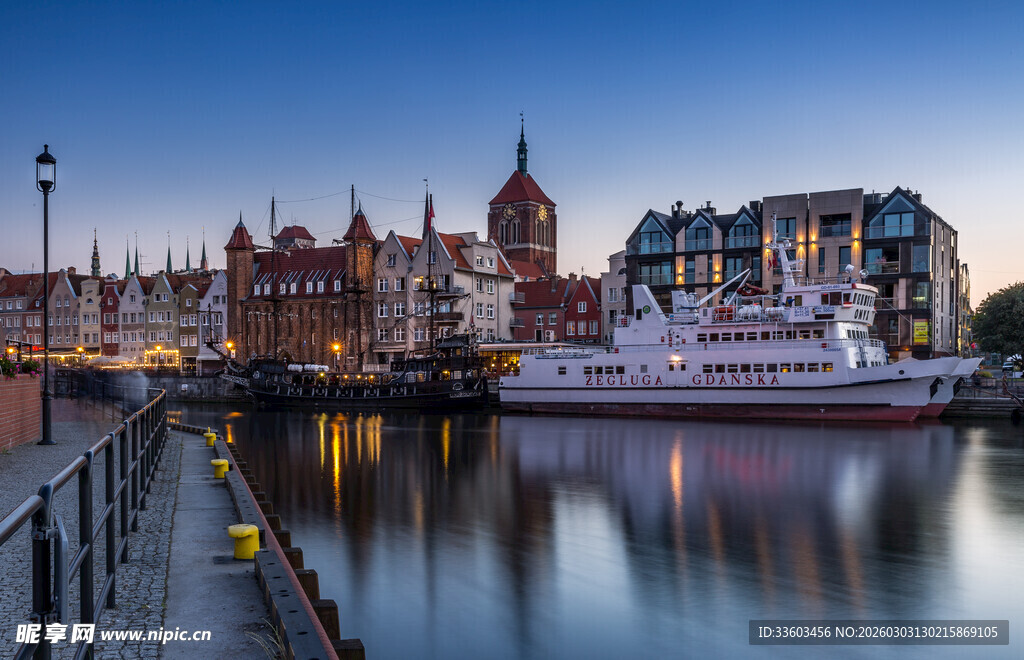 河畔城市夜景与游船