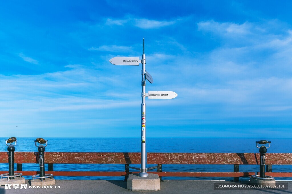 海边路标指向广阔蓝天