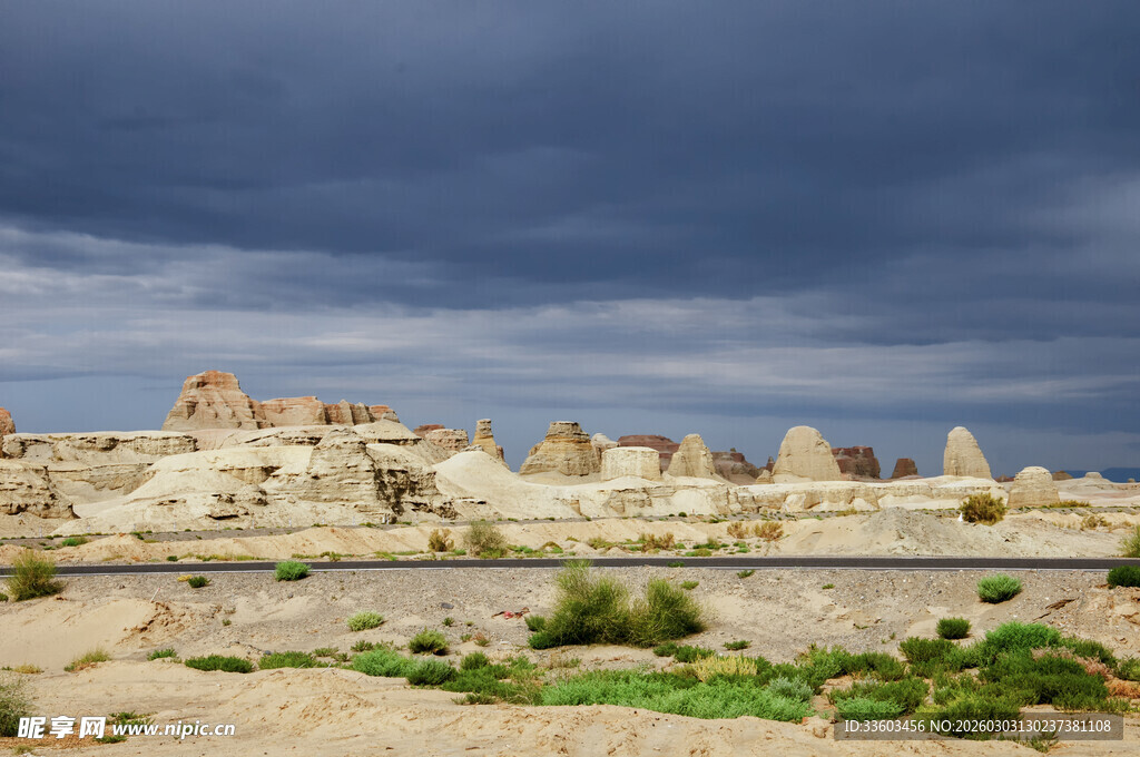 沙漠中的古老建筑遗迹