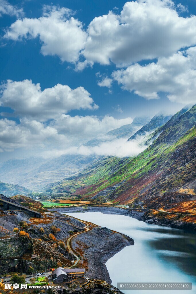 壮丽山河间的静谧湖泊