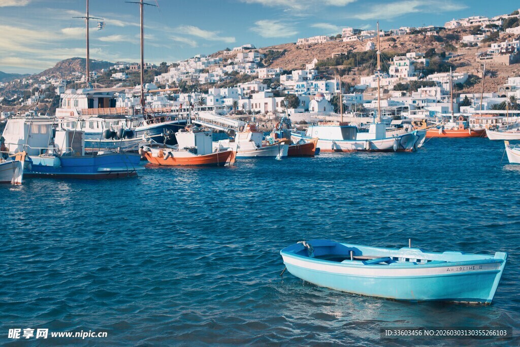 海上蓝舟与岸边城镇风光