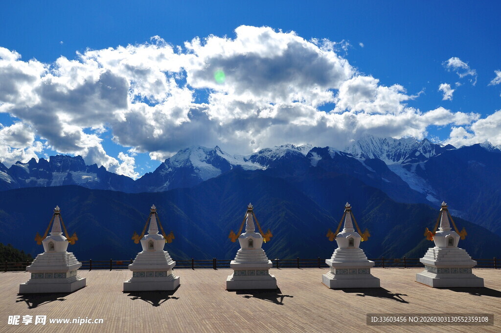 雪山下的石堆与壮丽天空
