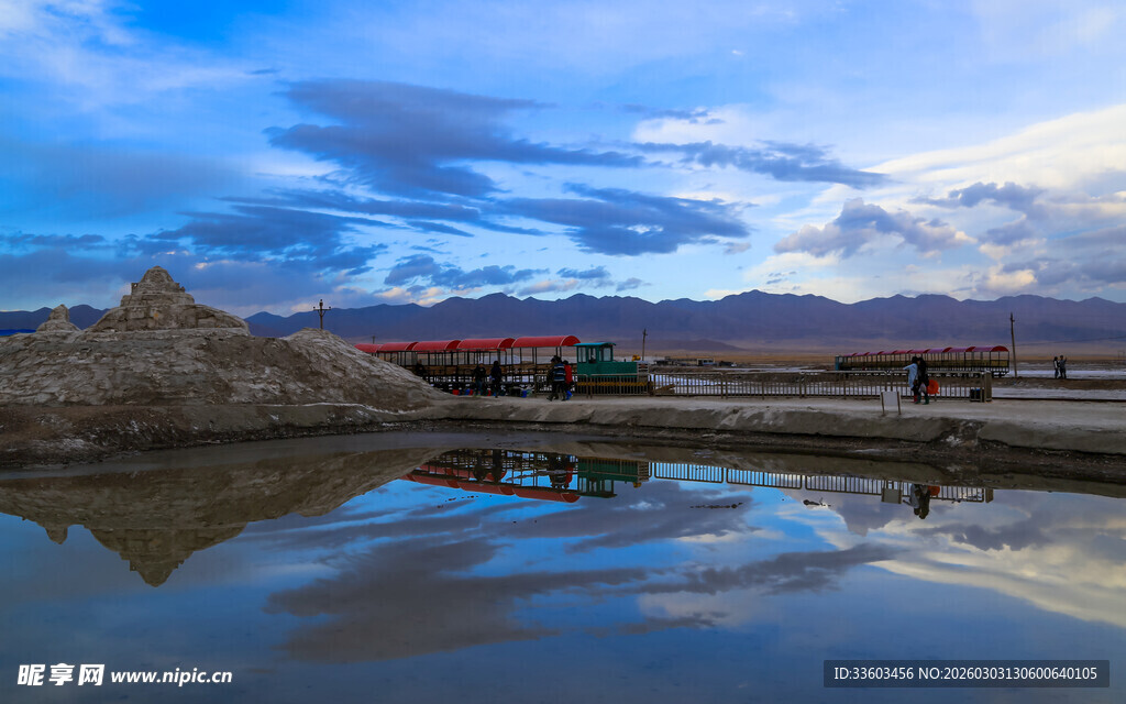 湖畔美景映天空与远山