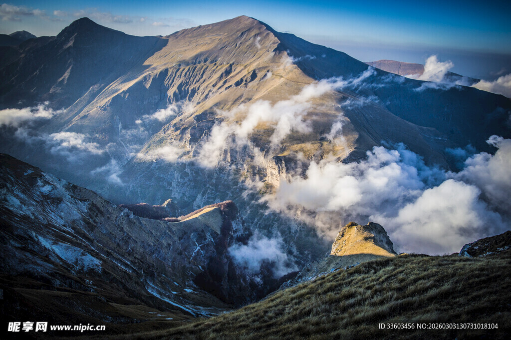 壮丽山景云雾缭绕