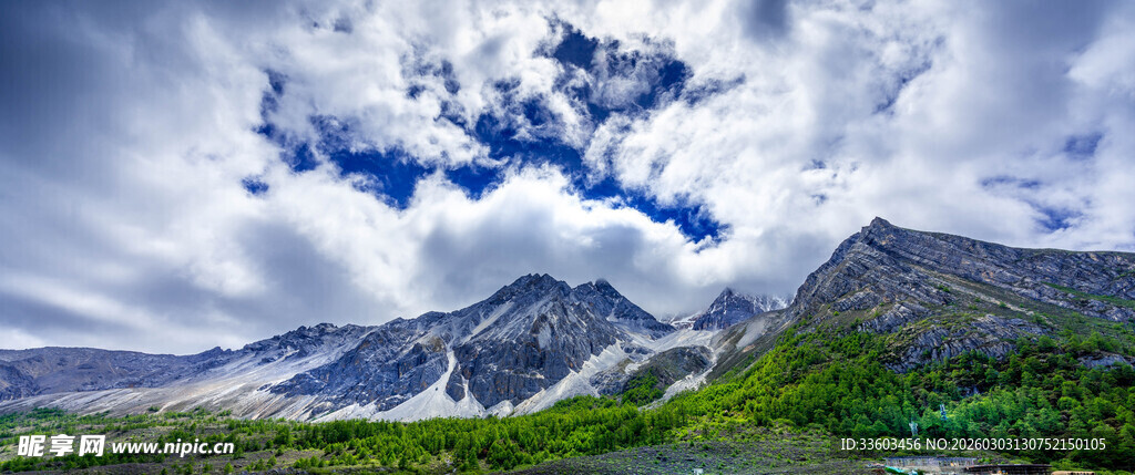 壮丽山景与蓝天白云