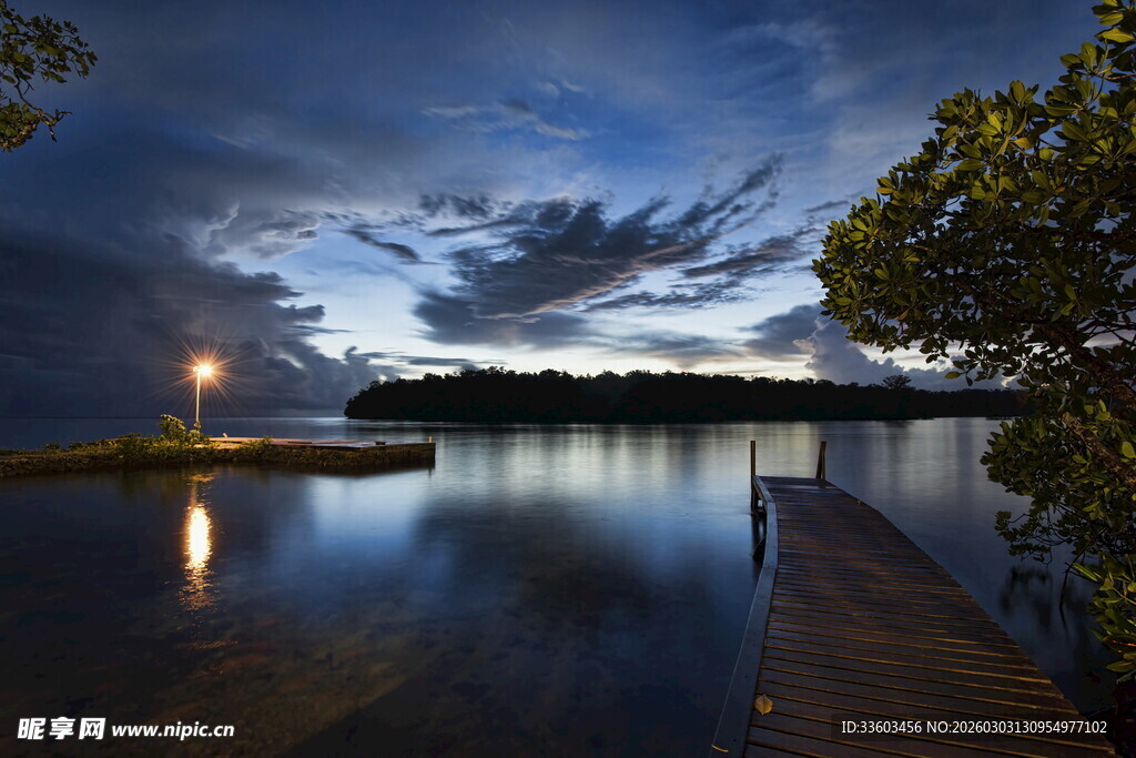 湖畔夜色中的静谧码头
