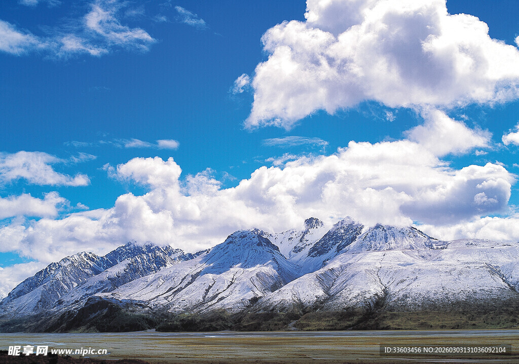 雪山蓝天壮丽自然景观