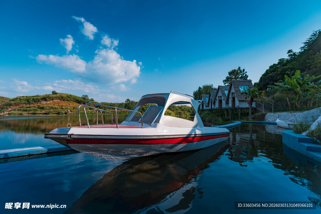湖畔停泊的精美红白游艇
