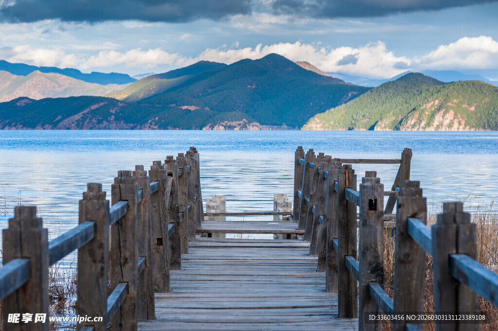 湖畔木栈道