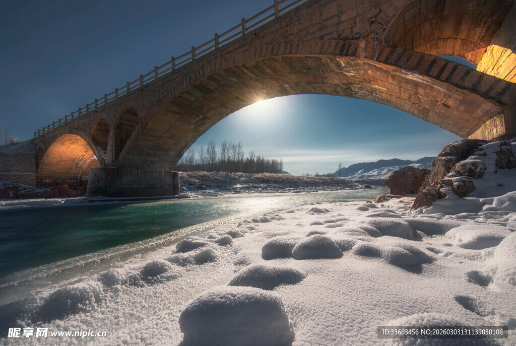 冬日拱桥雪景