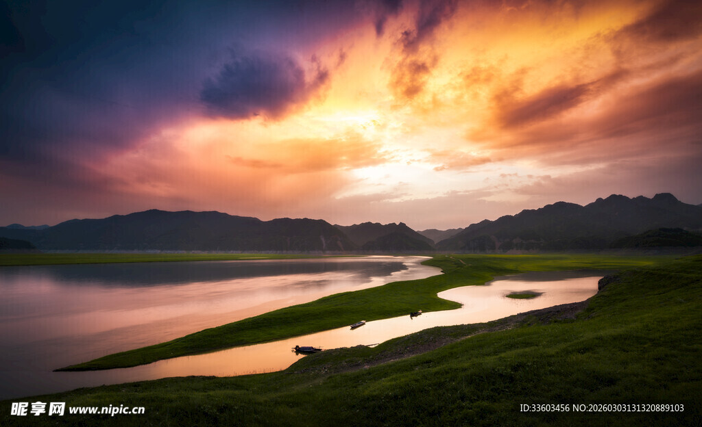 湖畔壮丽日落美景