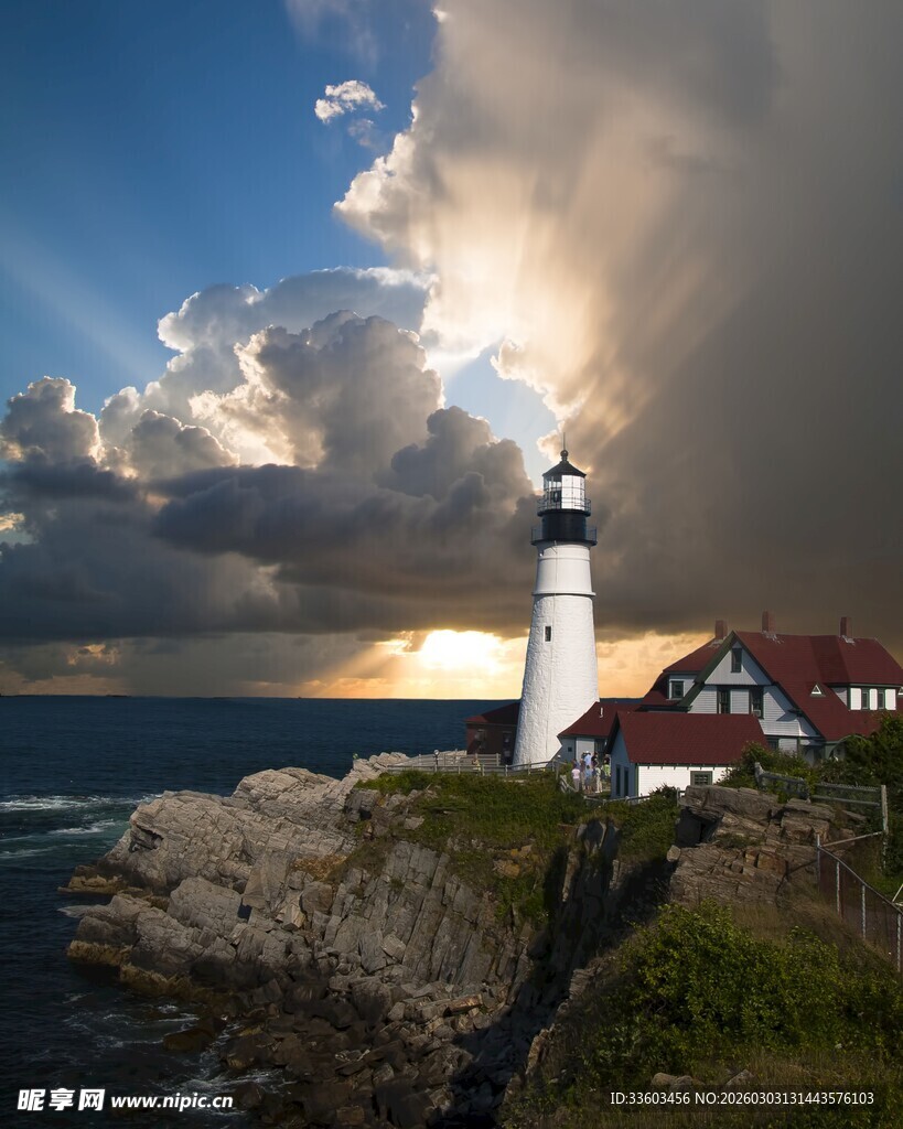 海岸灯塔日落美景