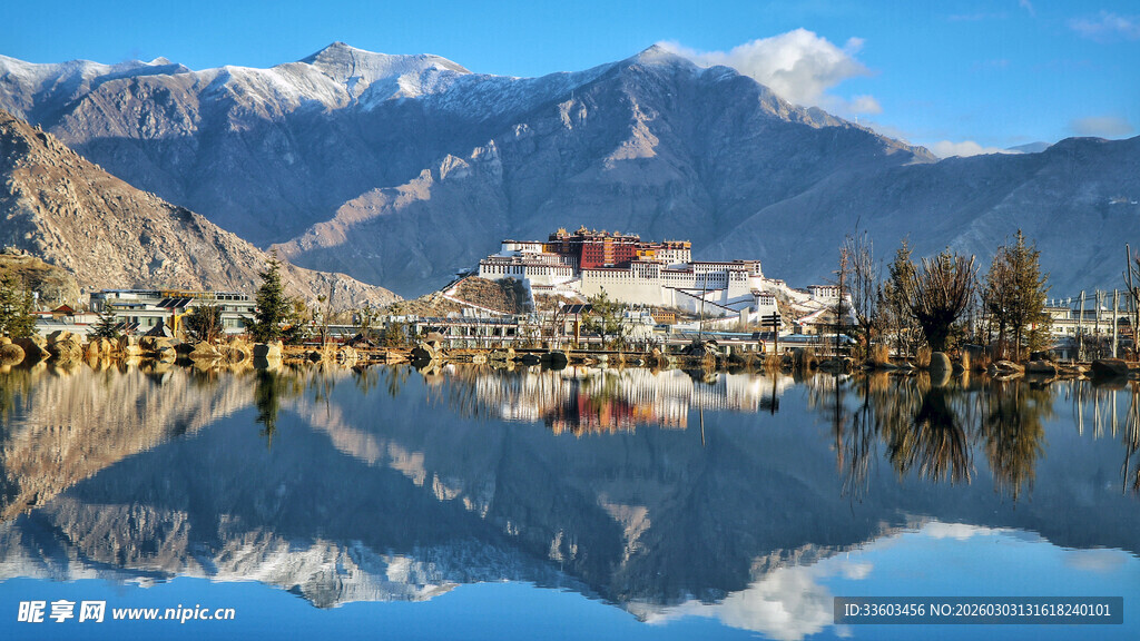 湖畔雪山古寺绝美风光