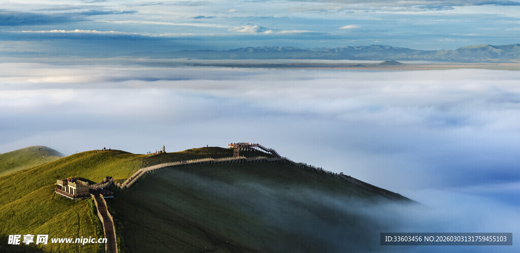 云海中的山峦美景