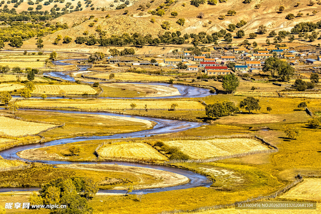 蜿蜒河畔的田园风光
